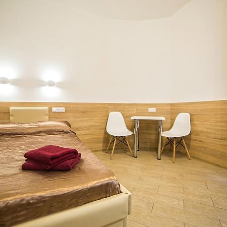 Mini Economy Apartments - Chornovola Avenue - 2 Minutes To The Opera House Lviv Exterior photo