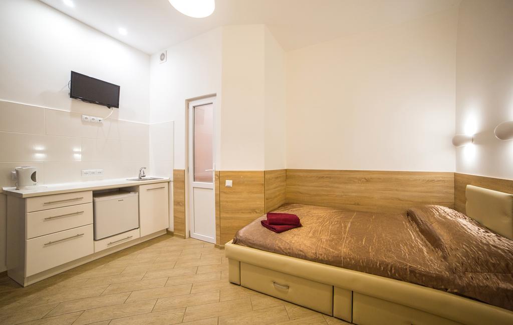 Mini Economy Apartments - Chornovola Avenue - 2 Minutes To The Opera House Lviv Exterior photo