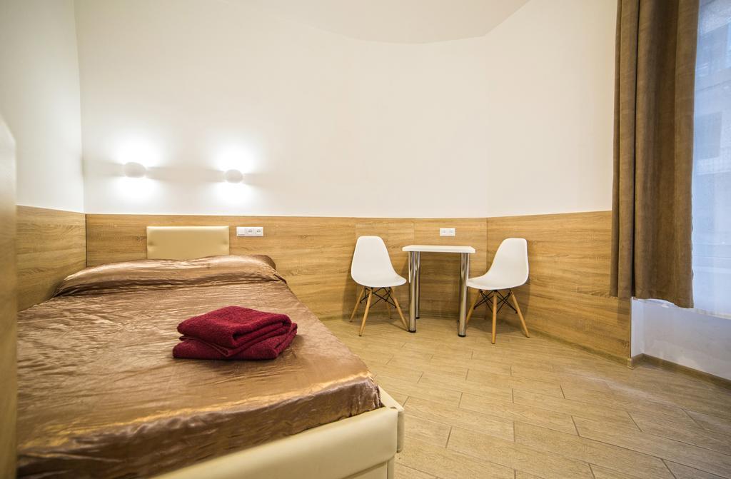 Mini Economy Apartments - Chornovola Avenue - 2 Minutes To The Opera House Lviv Exterior photo