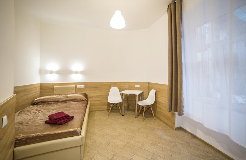 Mini Economy Apartments - Chornovola Avenue - 2 Minutes To The Opera House Lviv Exterior photo