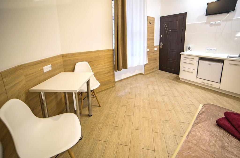 Mini Economy Apartments - Chornovola Avenue - 2 Minutes To The Opera House Lviv Exterior photo